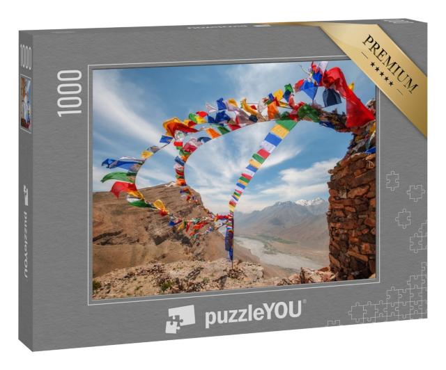 Puzzle 1000 Teile „Typisch bunte tibetische Mantra-Flaggen flattern im Wind, Tibet“