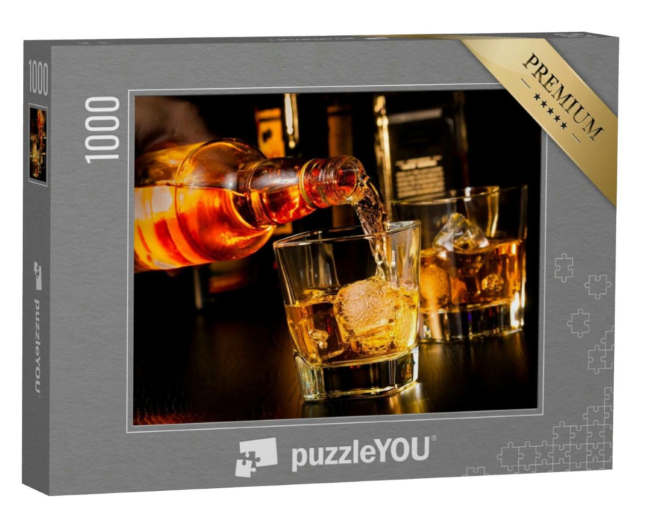 Puzzle 1000 Teile „Barmann schenkt Whiskey in Whiskeyglas auf Holztisch ein, Flasche“