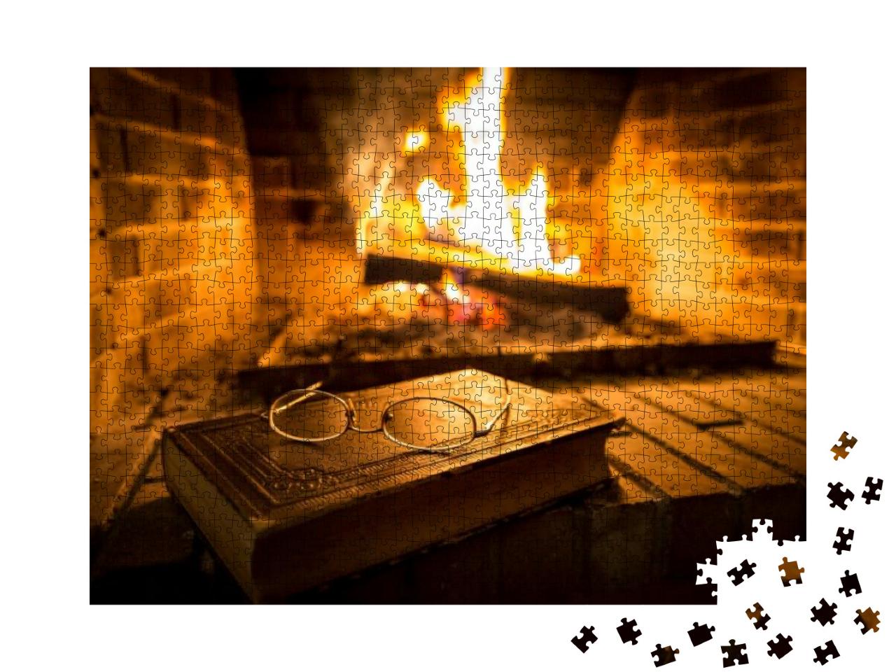 Puzzle 1000 Teile „Altes Buch mit einer Brille vor einem Kamin, prasselndes Feuer“