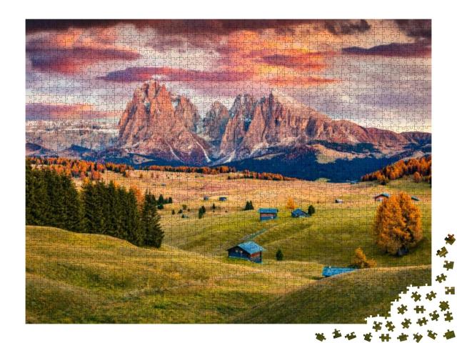 Puzzle 2000 Teile „Sonnenaufgang auf der Seiser Alm mit herbstlichen Lärchen vor dem Langkofel“