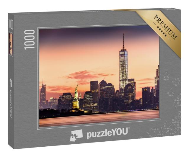 Puzzle 1000 Teile „Lower Manhattan mit beleuchteter Freiheitsstatue im Sonnenaufgang“