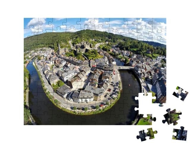 Puzzle 100 Teile „Luftaufnahme der belgischen Stadt La Roche-en-Ardenne mit Fluss Ourthe“