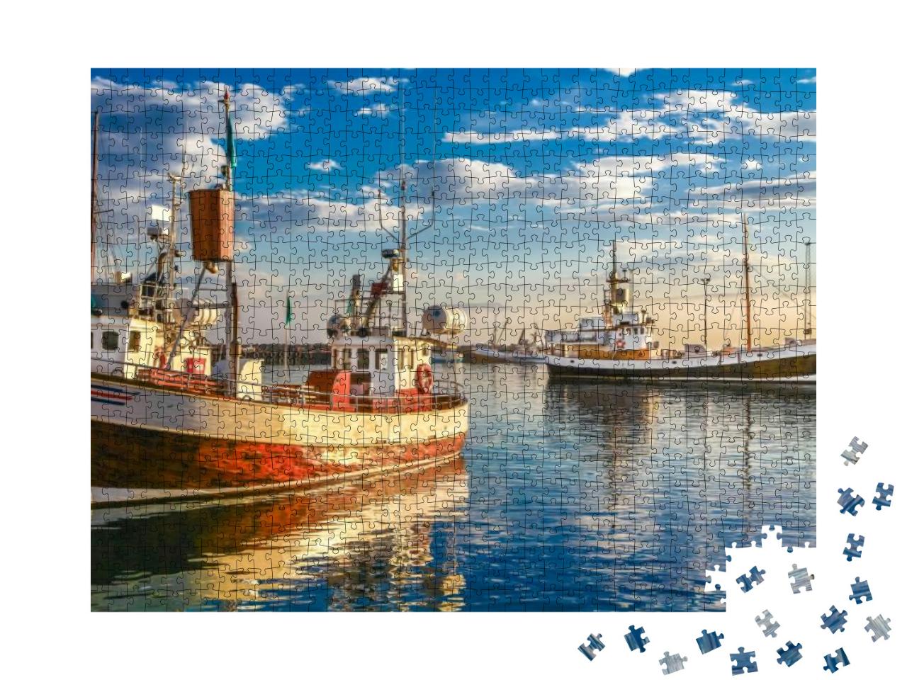 Puzzle 1000 Teile „Fischerboote im Hafen bei Sonnenuntergang, Stadt Husavik, Island“