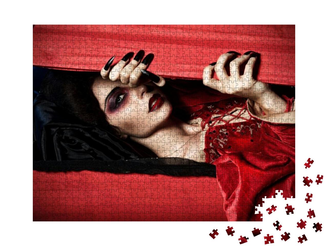 Puzzle 1000 Teile „Vampirfrau in rotem Kleid erhebt sich auf dem nächtlichen Friedhof aus dem Sarg“