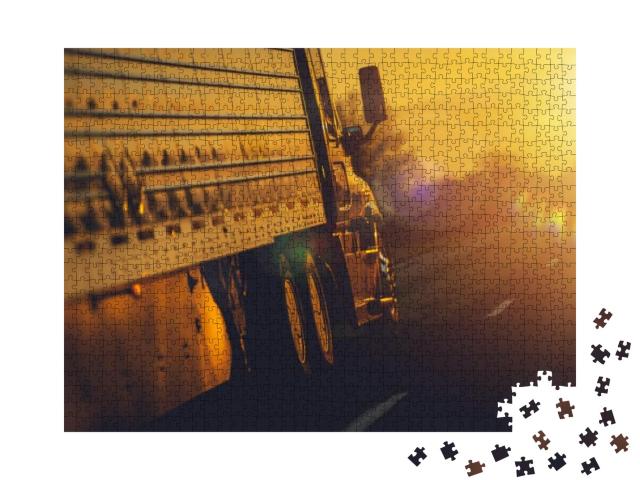 Puzzle 1000 Teile „Lastkraftwagen auf einer Straße bei Sonnenuntergang“