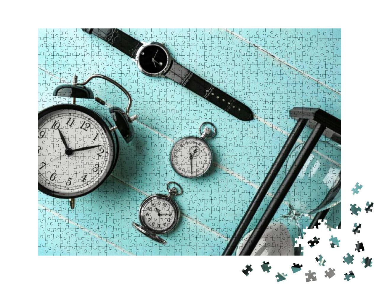 Puzzle 1000 Teile „Verschiedene Uhren auf einem hellblauen Tisch, Taschenuhr, Sanduhr, Wecker“