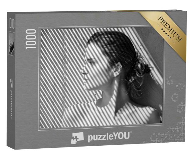 Puzzle 1000 Teile „Junge Frau vor dem Schatten einer Jalousie, schwarz-weiß“