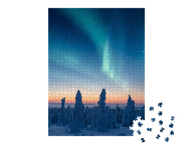 Puzzle 1000 Teile „Schneebedeckte Bäume unter wunderschönem Nordlicht“