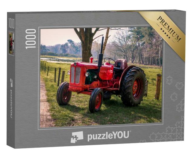 Puzzle 1000 Teile „Alter roter Oldtimer-Traktor in der schönen Landschaft von Drenthe bei Havelte“