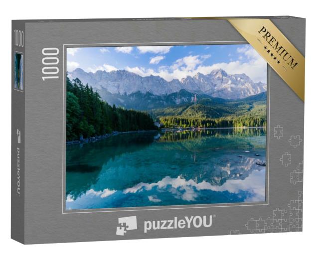 Puzzle 1000 Teile „Schöner und bewölkter Sommer-Sonnenaufgang am Eibsee in den deutschen Alpen“