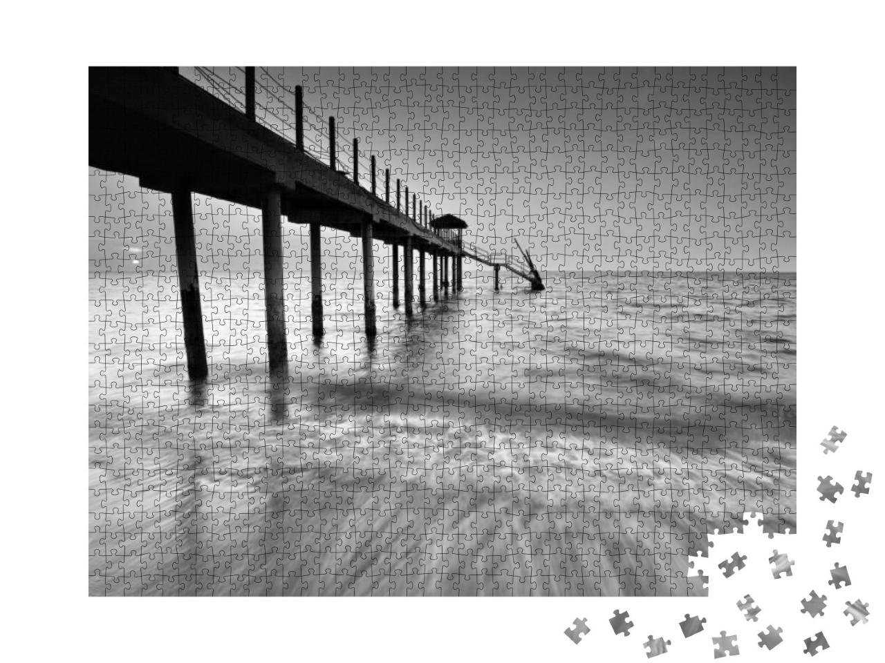 Puzzle 1000 Teile „Strand und Steg, schwarz-weiß“