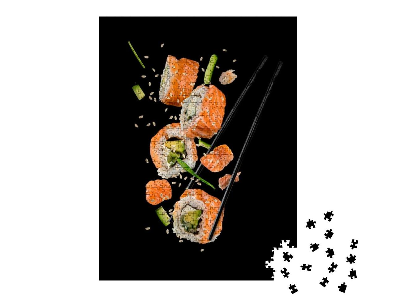 Puzzle 1000 Teile „Sushi-Rollen zwischen Stäbchen, vor schwarzem Hintergrund, sehr hohe Auflösung“