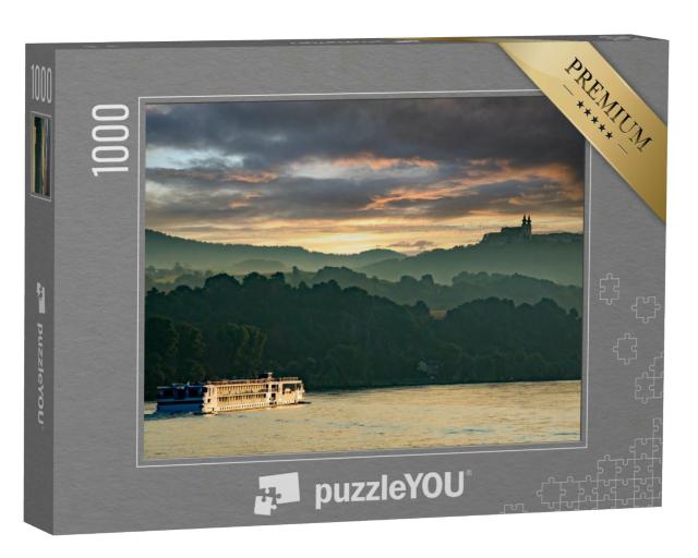 Puzzle 1000 Teile „Flusskreuzfahrtschiff auf der Donau bei Sonnenuntergang, Melk, Niederösterreich“