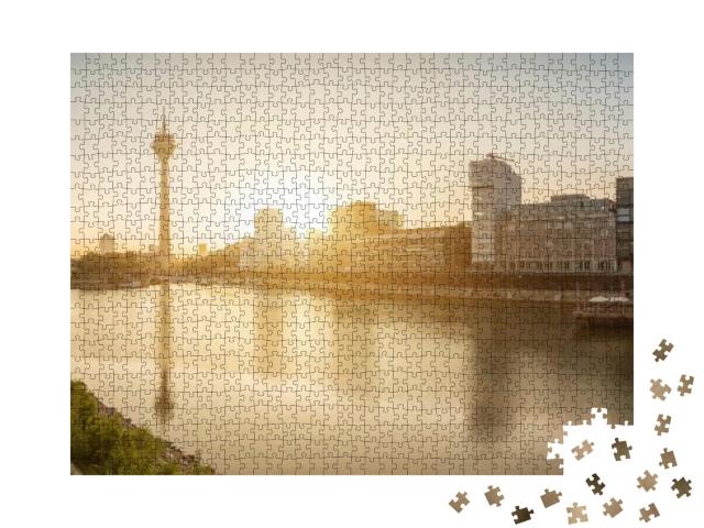 Puzzle 1000 Teile „Sonnenaugang über Düsseldorf, Hauptstadt von Nordrhein-Westfalen“