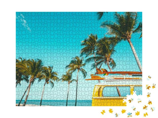 Puzzle 1000 Teile „Perfekter Parkplatz: Oldtimer mit Surfbrett am tropischen Strand“