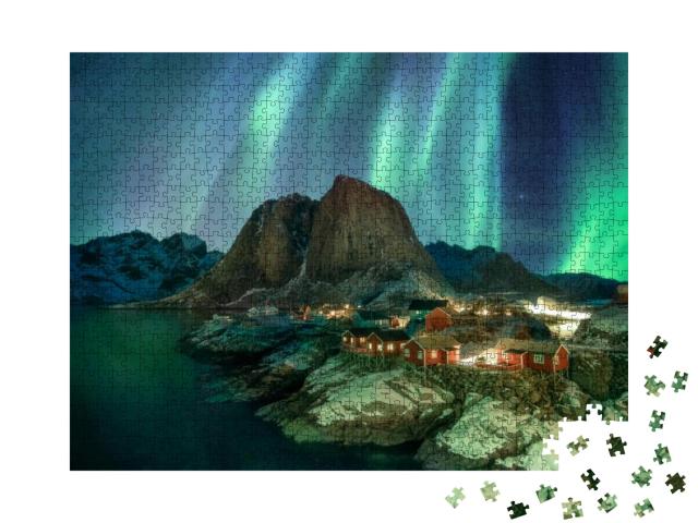 Puzzle 1000 Teile „Nordlicht über Fischerdorf mit Bergkette, Küste von Hamnoy, Norwegen“