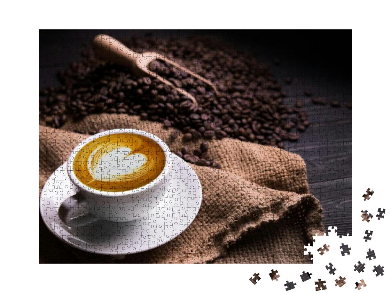 Puzzle 1000 Teile „Tasse Kaffee mit Milchschaum-Herz, im Hintergrund geröstete Kaffeebohnen“