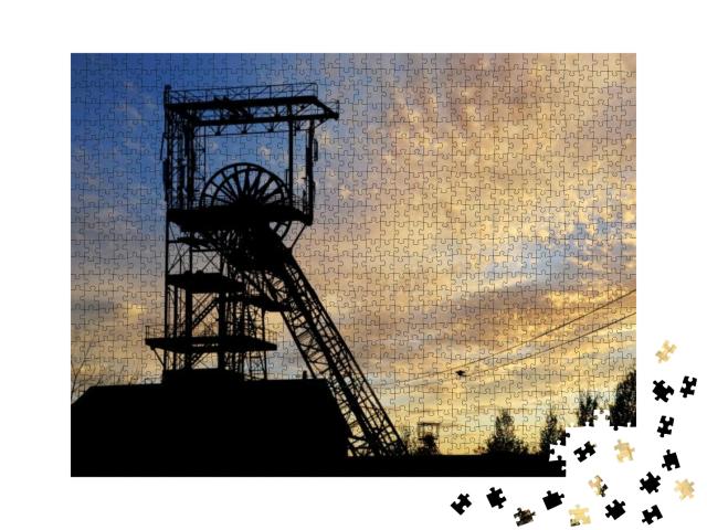 Puzzle 1000 Teile „Alter stillgelegter Bergwerksschacht bei Sonnenuntergang, Saarland“