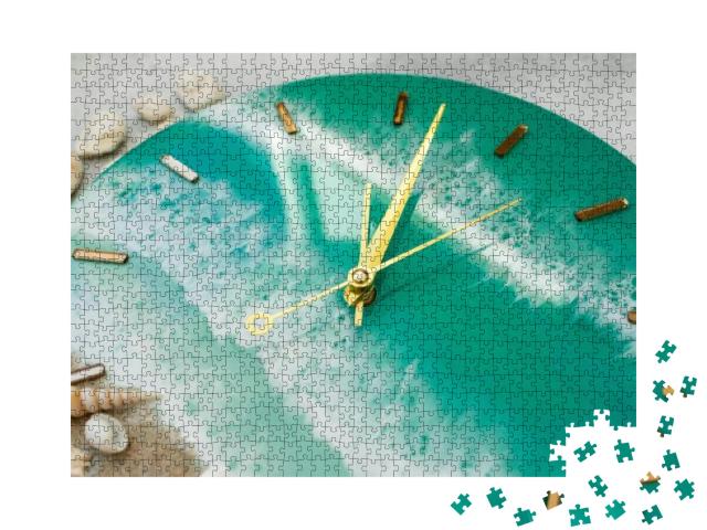 Puzzle 1000 Teile „Wanduhr mit Zeigern aus Kunstharz mit Meereswellen, Strand und Muscheln“