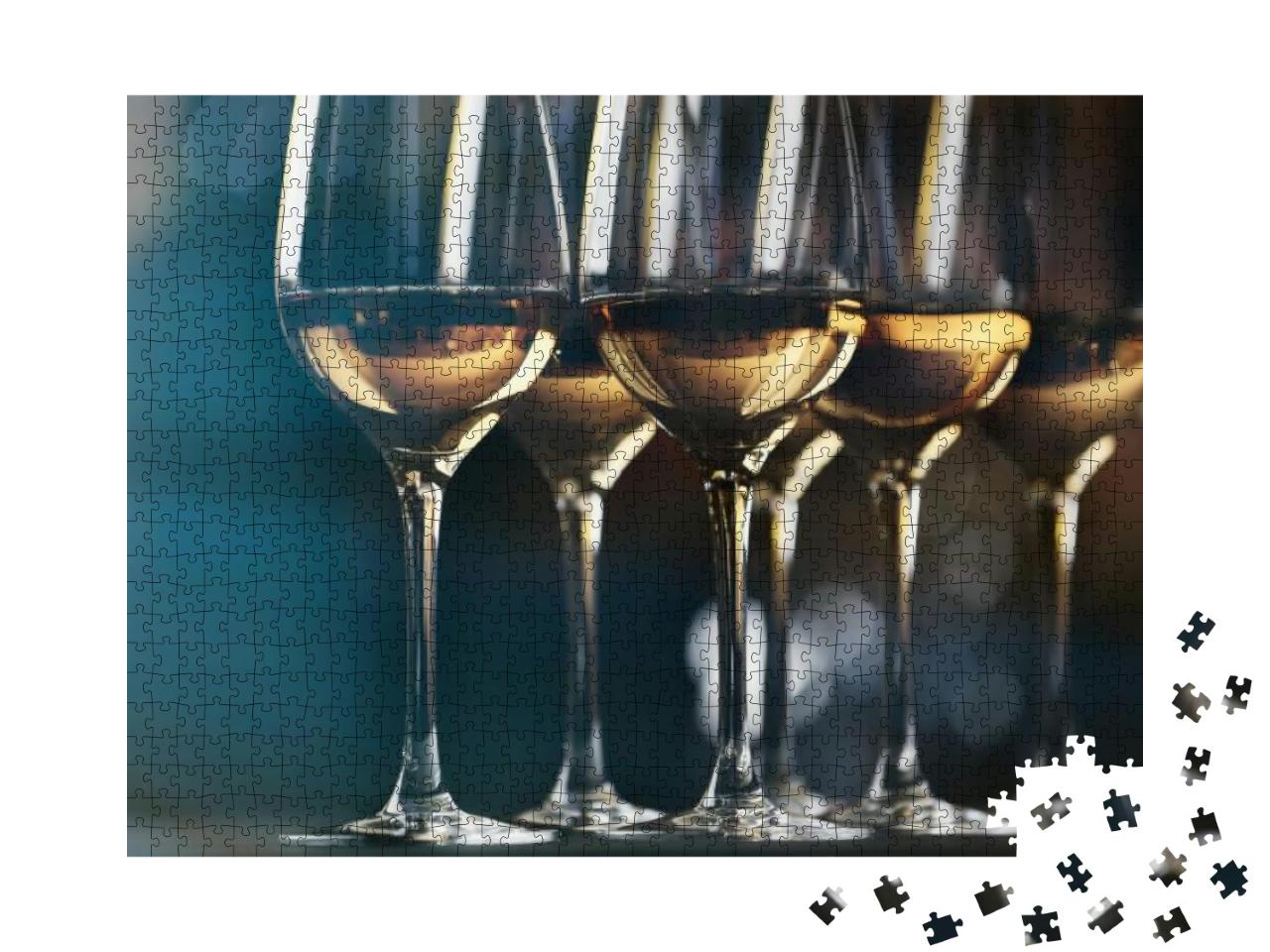 Puzzle 1000 Teile „Gläser mit Weißwein vor unscharfem Hintergrund“
