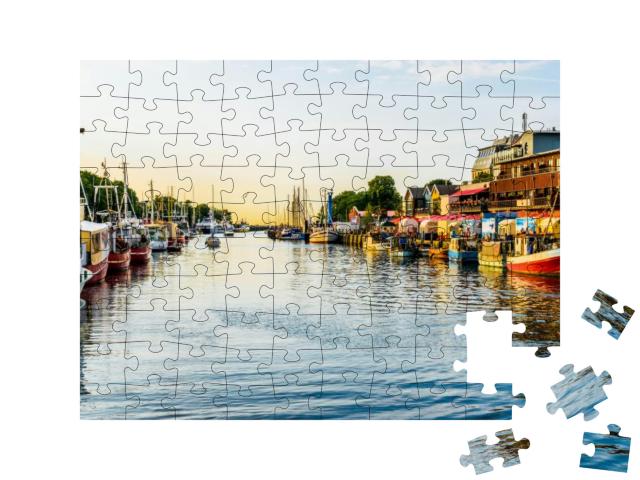 Puzzle 100 Teile „Kanal mit Schiffen und Ostsee in Warnemünde, Rostock, Deutschland“