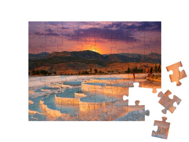 Puzzle 48 Teile „Wunderschöner Sonnenaufgang und natürliche Travertin-Pools und Terrassen in Pamukkale“