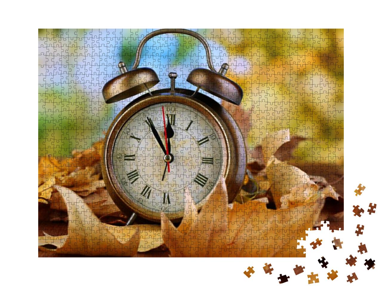 Puzzle 1000 Teile „Alte Uhr auf Blättern im Herbst, Wecker auf Holztisch“