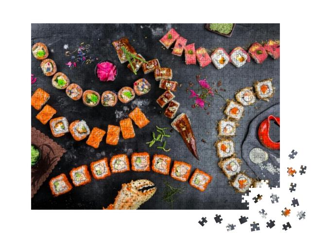 Puzzle 1000 Teile „Sushi-Rollen, Nigiri, eingelegter Ingwer, Wasabi, Sojasauce, Sushi auf einem Tisch“