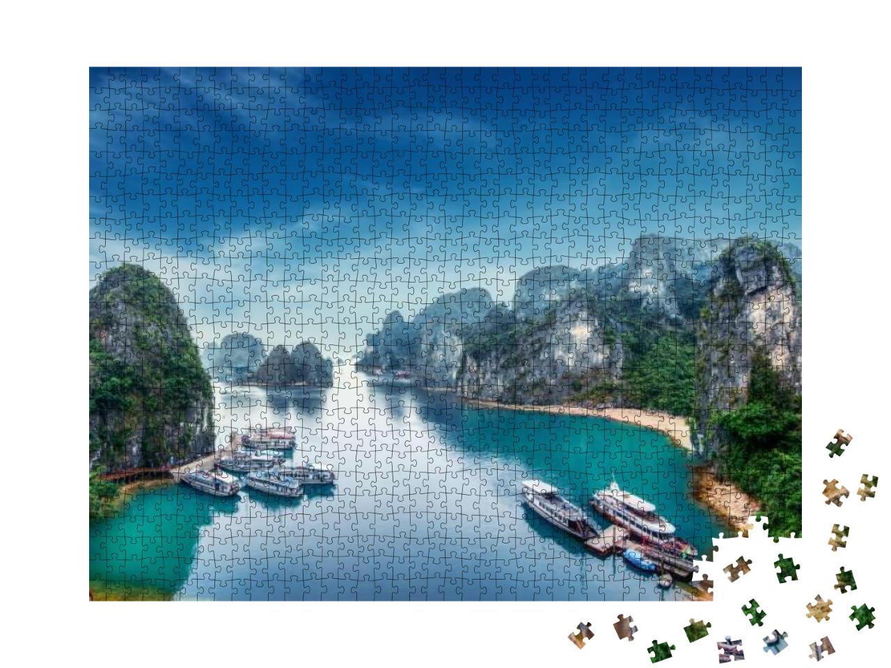Puzzle 1000 Teile „Touristische Dschunken schwimmen zwischen Kalksteinfelsen in der Ha Long Bay, Vietnam“