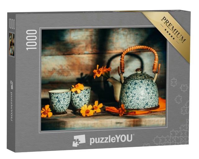 Puzzle 1000 Teile „Stillleben mit Blumen in einer Vintage-Teekanne und Tassen im Sonnenlicht“
