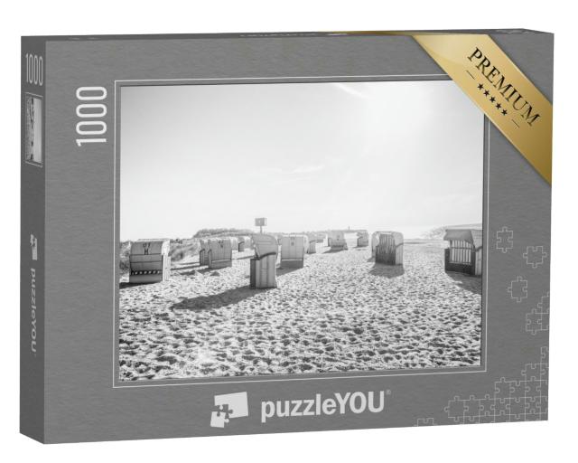 Puzzle 1000 Teile „Aufnahme in Schwarz-Weiß: Strandkörbe am Ostseestrand im Sonnenlicht“