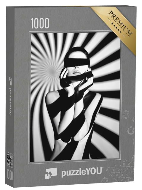 Puzzle 1000 Teile „Kunstfotografie: Porträt einer jungen Frau im Licht eines Projektors, schwarz-weiß“