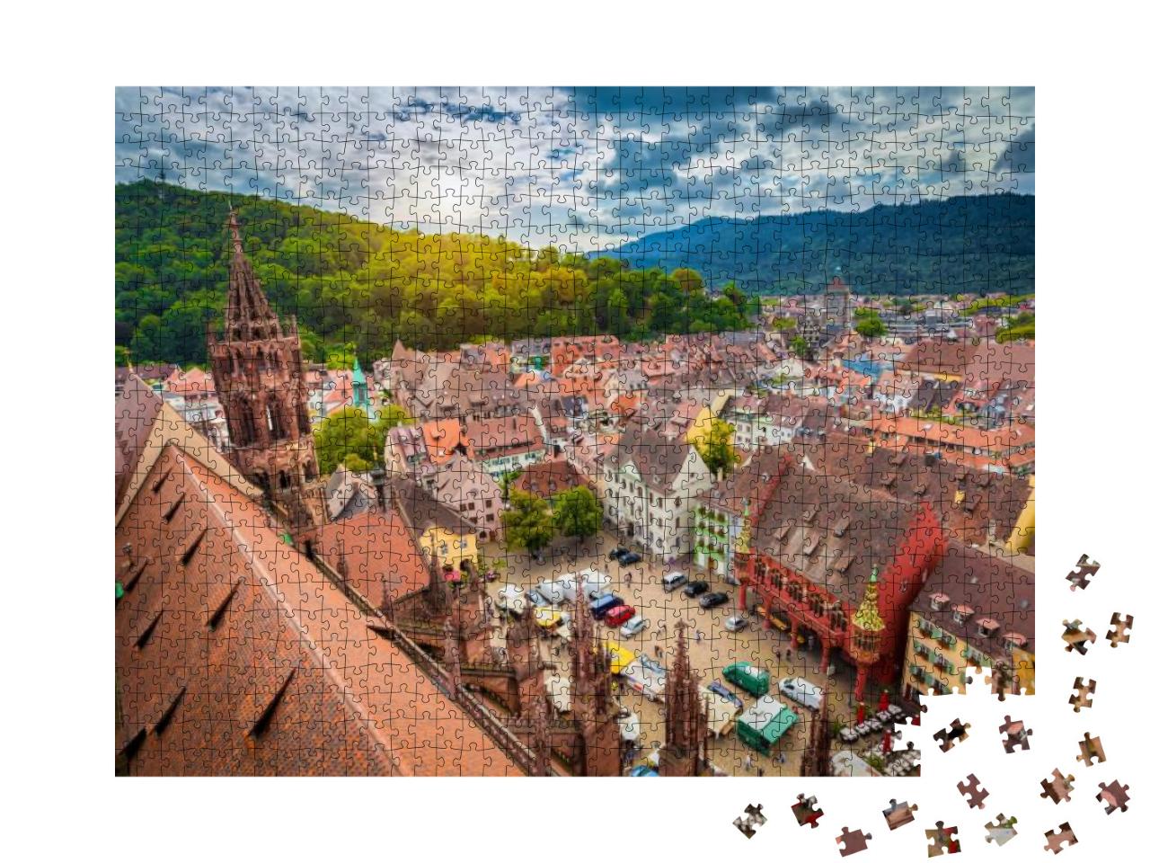 Puzzle 1000 Teile „Historisches Zentrum von Freiburg aus der Luft, Münster im Abendlicht“