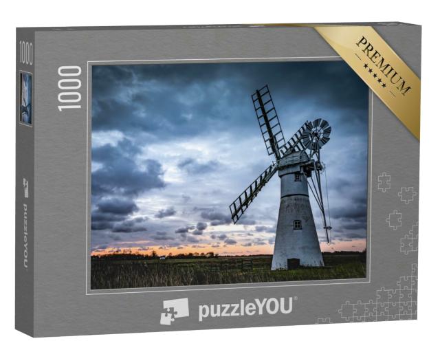 Puzzle 1000 Teile „Eine Mühle auf einem Feld vor dem Hintergrund des Sonnenuntergangs“