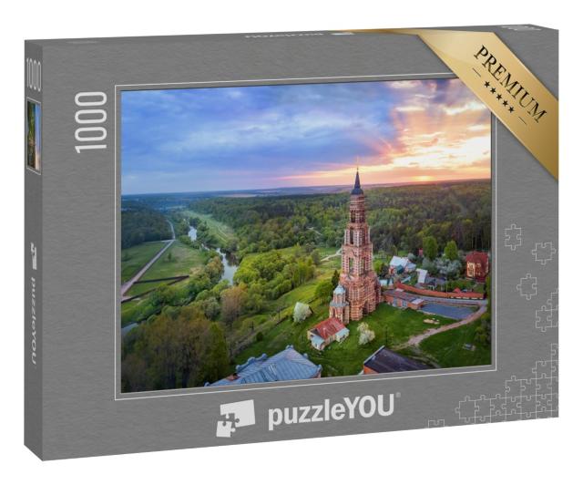 Puzzle 1000 Teile „Glockenturm auf der Iwanowa Gora, Glubokowo an der Nara, Moskauer Oblast, Russland“