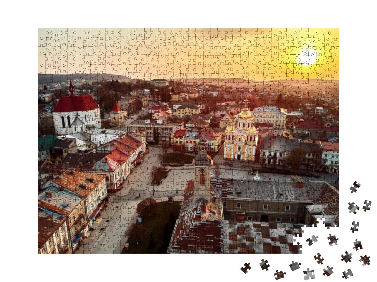 Puzzle 1000 Teile „Berezhany: Panorama der Stadt bei Sonnenschein, Ukraine“