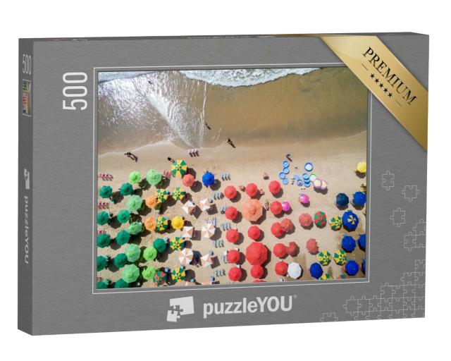 Puzzle 500 Teile „Luftaufnahme von einem Sandstrand mit vielen verschiedenen Sonnenschirmen“