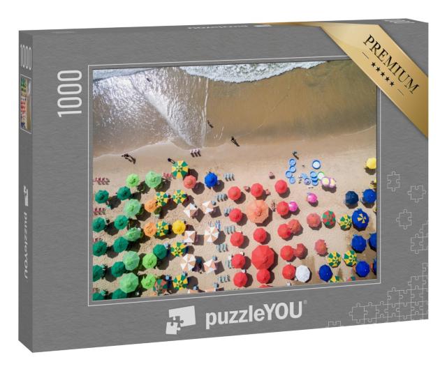 Puzzle 1000 Teile „Luftaufnahme von einem Sandstrand mit vielen verschiedenen Sonnenschirmen“