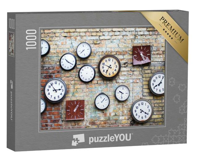 Puzzle 1000 Teile „Sammlung verschiedener alter Uhren, die an einer Backsteinmauer hängen“