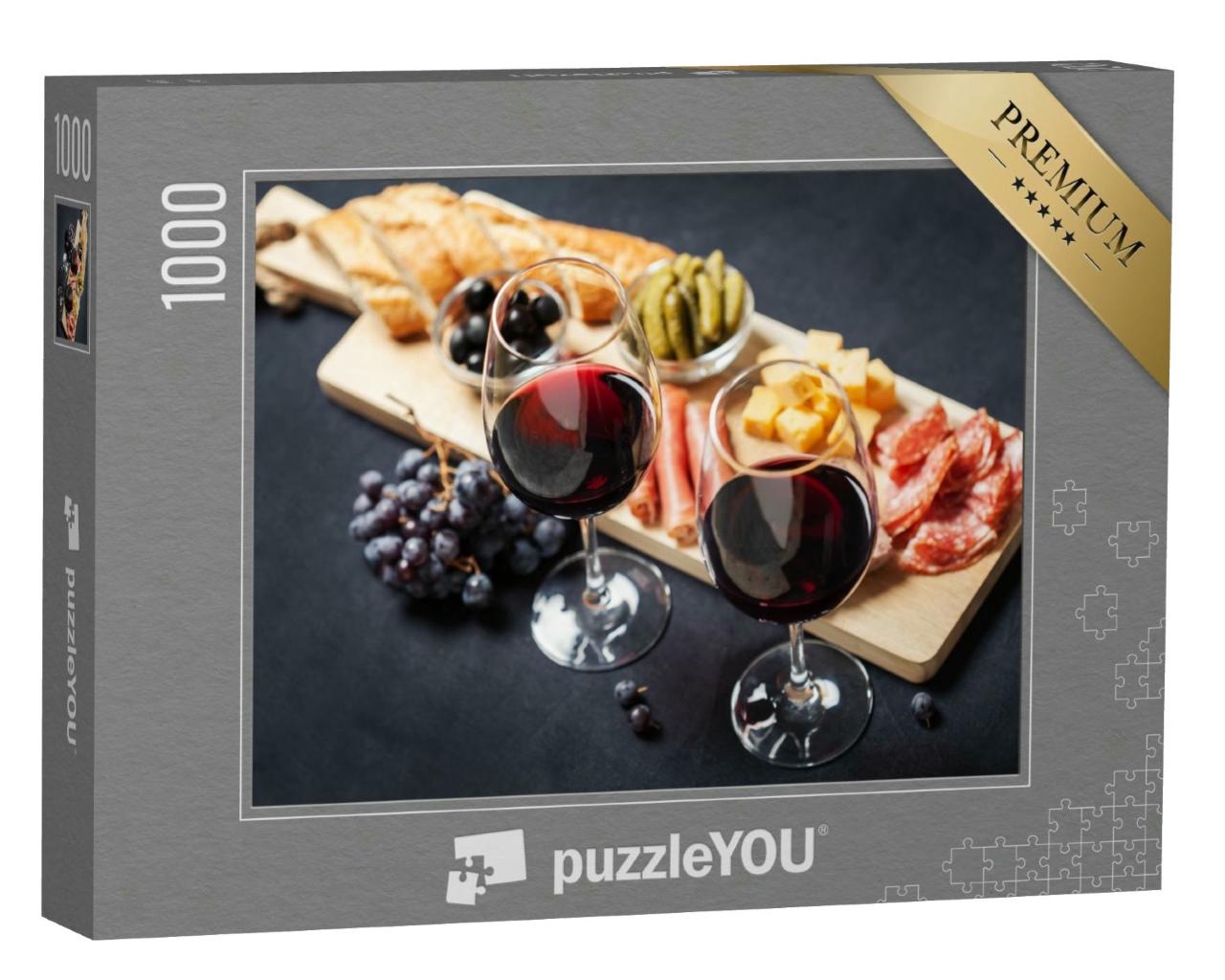 Puzzle 1000 Teile „Rotwein mit kleinen Leckereien im Hintergrund: Salami, Käse, Gurken, Brot“