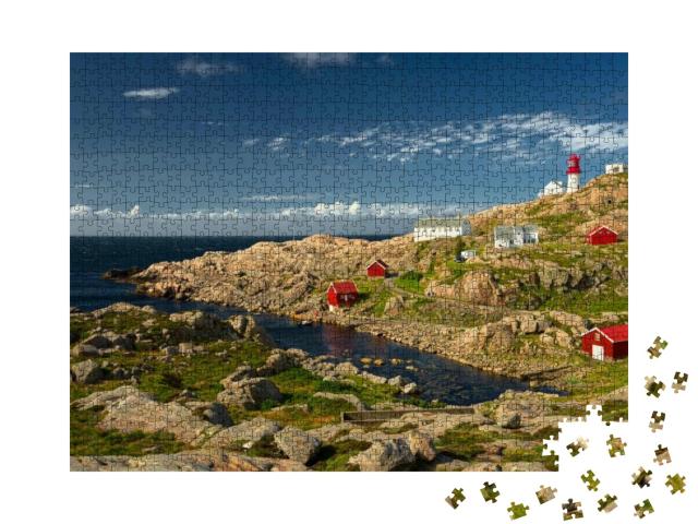 Puzzle 1000 Teile „Leuchtturm am Rande der felsigen Meeresküste, Südnorwegen“