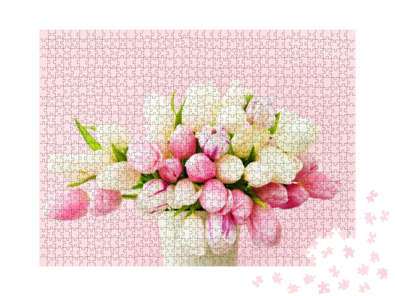 Puzzle 1000 Teile „Blumenbouquet aus rosa und weißen Tulpen in einer Vase auf einem rosa Hintergrund“