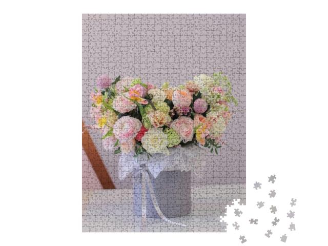Puzzle 1000 Teile „Blumenstrauß in runder Schachtel“