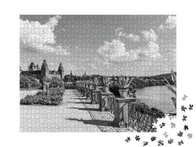 Puzzle 1000 Teile „Berühmtes Stadtschloss in Aschaffenburg, Deutschland, schwarz-weiß“