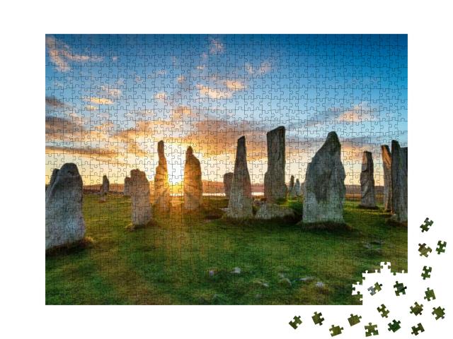 Puzzle 1000 Teile „Mystischer Sonnenuntergang über dem Steinkreis von Callanish, Isle of Lewis, Schottland“