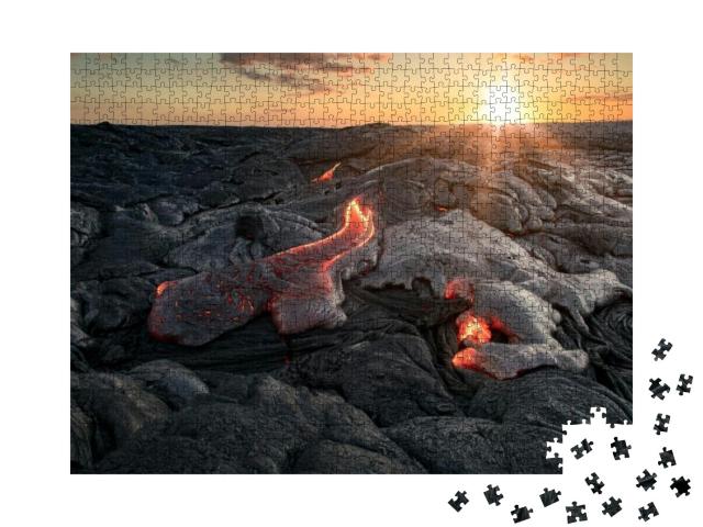 Puzzle 1000 Teile „Schwarzes Lavafeld mit heißen roten orange Lavaflow bei Sonnenuntergang“