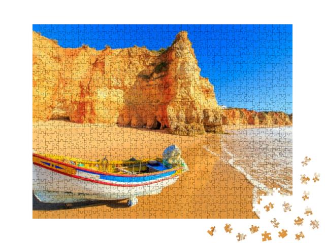 Puzzle 1000 Teile „Fischerboot an der Praia da Rocha in Portimao, Portugal“