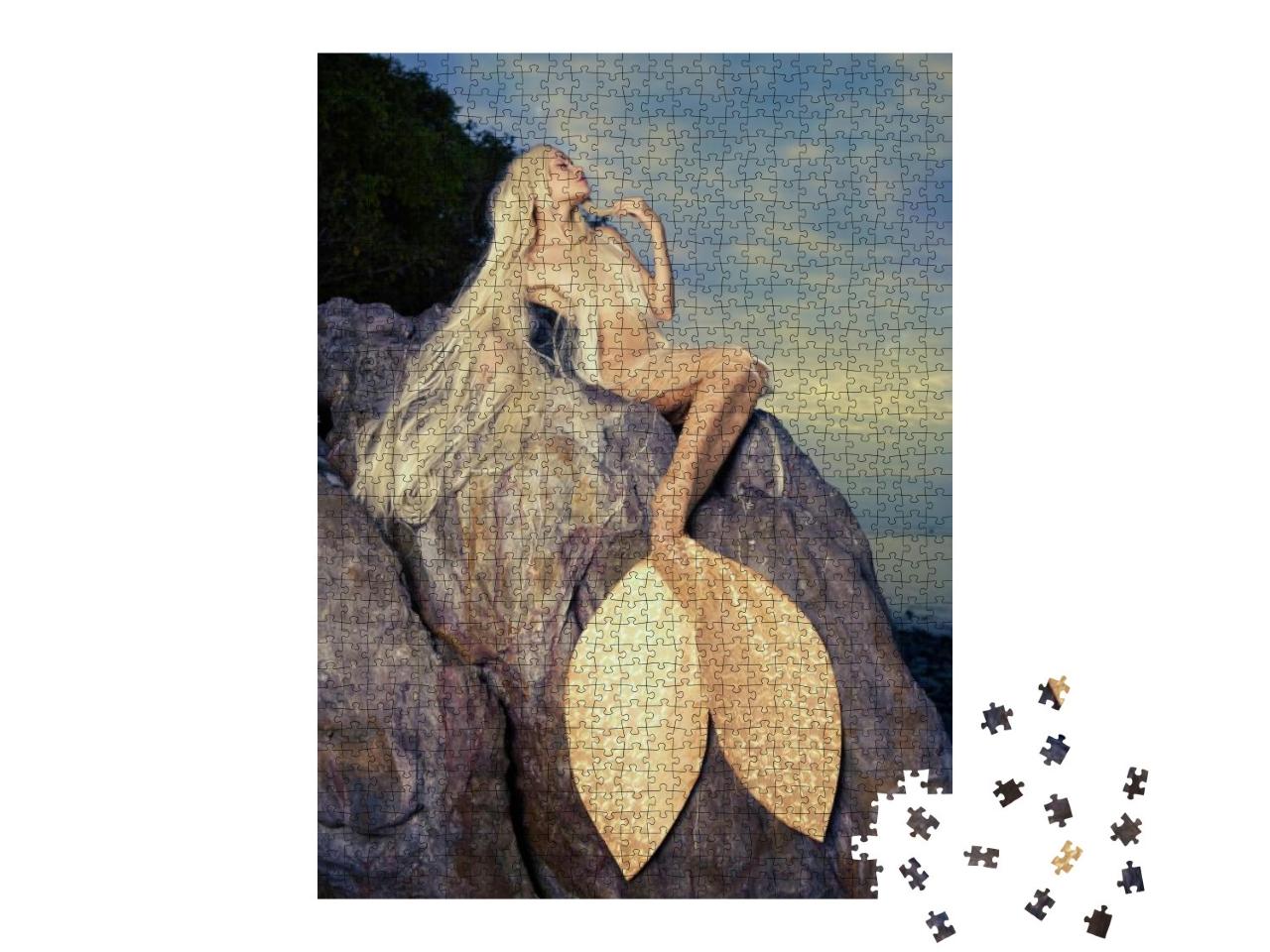 Puzzle 1000 Teile „Goldene Meerjungfrau auf einem Felsen am Meer“